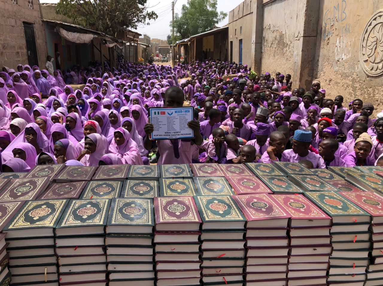 Afrika'da Kur'anı Kerim Dağıtıldı