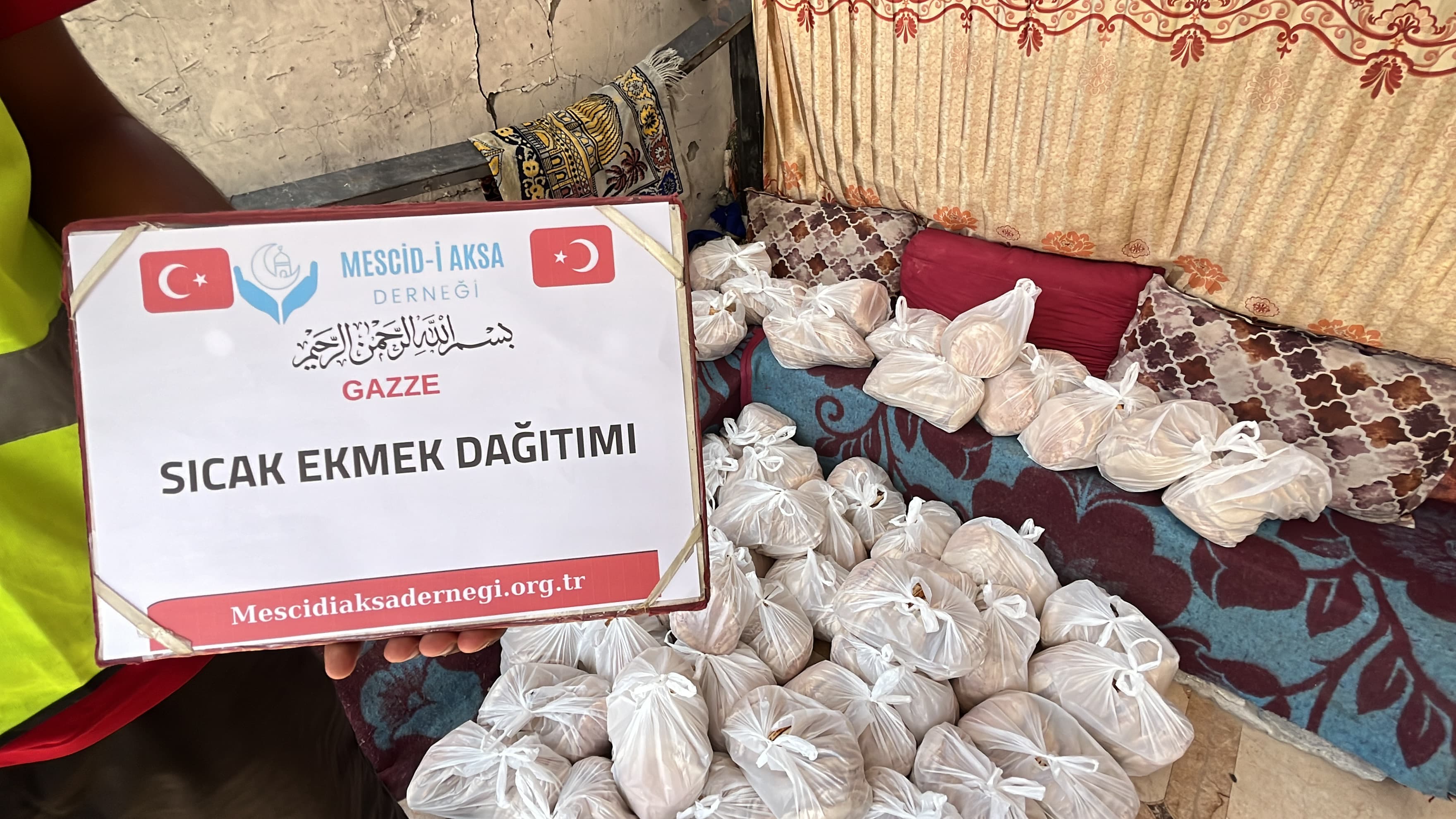  GAZZADE EKMEK DAĞITIMI 