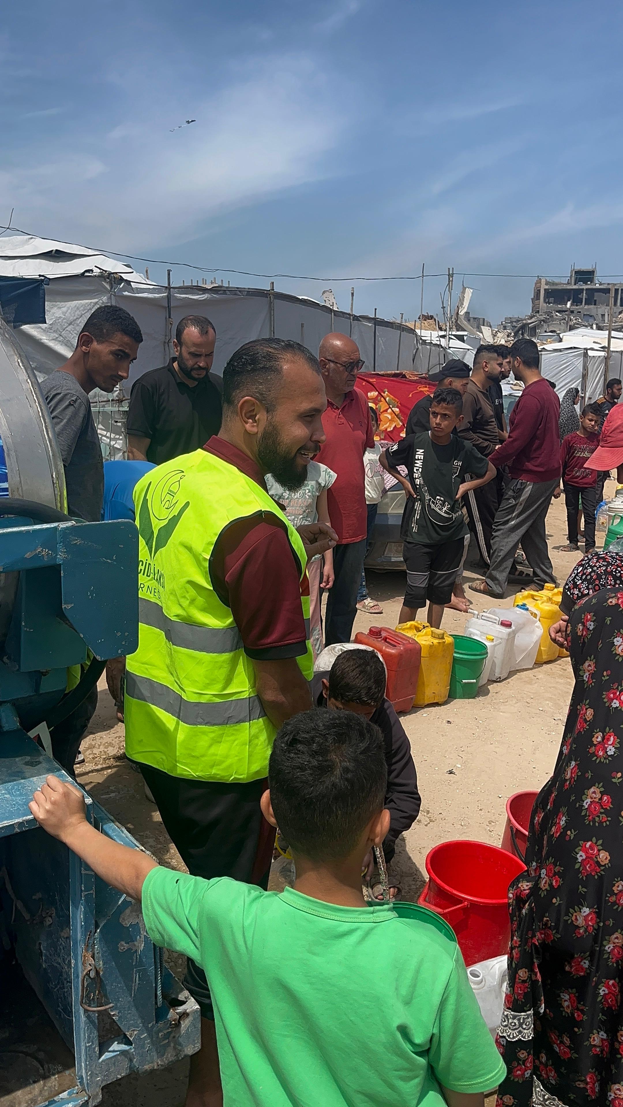 GAZZEYE SU TANKERLERİ  DAĞITIM YAPIYORUZ