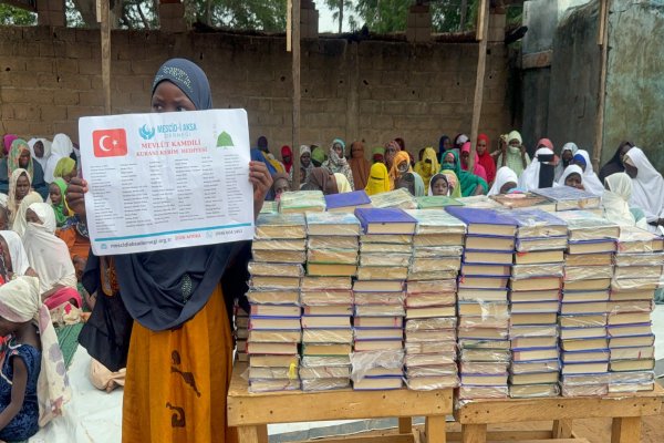Afrika'da Kur'anı Kerim Dağıtıldı
